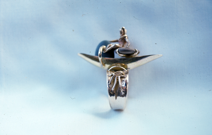 Toza, ring, gold with figures on beach stone, 1960s